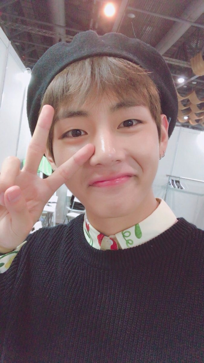 BTS
★V
小編沒近距離看過泰亨啊TT
只有遠距離看過><
但粉絲近距離看過的都說驚為天人啊~
特別是高挺的鼻梁+帥氣的臉龐...
聽說JHOOOOPE本人也是美到驚為天人~
全團都想近距離看看啊...