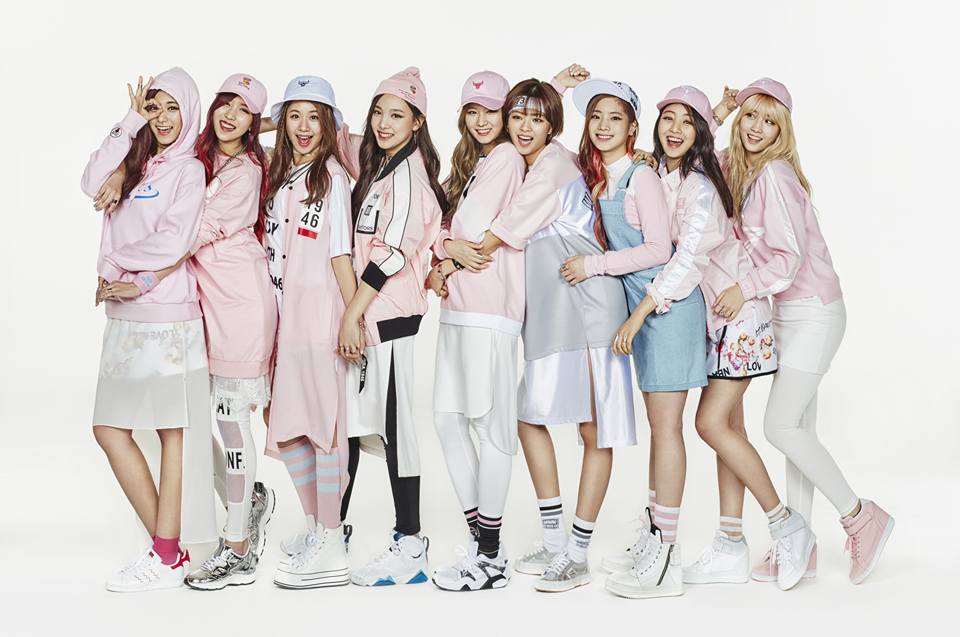 不過先前就有網友分析過TWICE 受到代言廠商喜愛的原因,就有粉絲發現在她們推出《Cheer Up》人氣真正大紅前,曾與品牌NBA合作,而她們不僅平常的正式活動可以穿代言品牌的就一定會穿