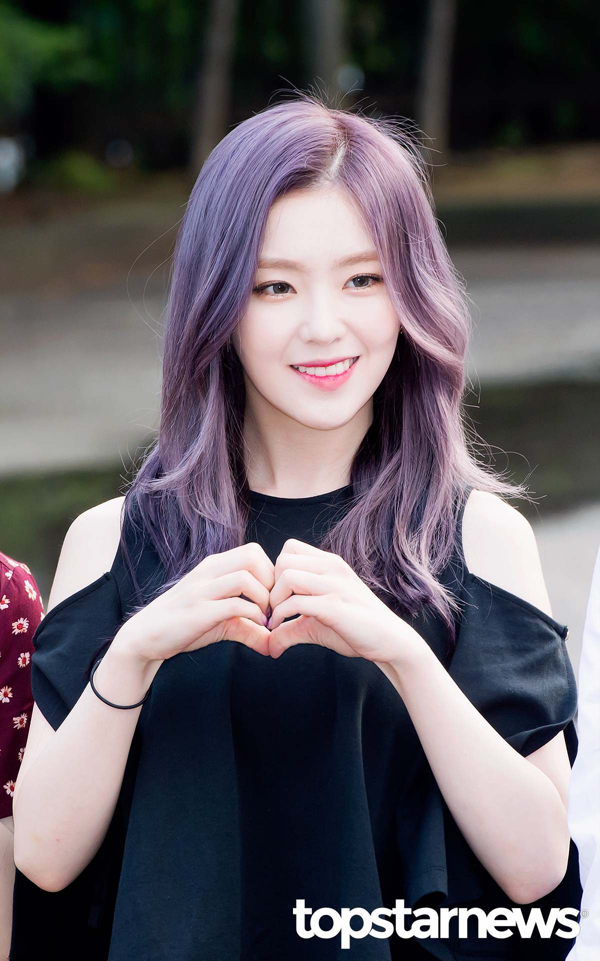 尤其是隊長Irene9月初剛回歸時的紫髮,根本夢幻的像仙女下凡,
甚至讓韓國媒體驚歎到「她是人?還是妖精啊? 」
更是粉絲心中「喚醒早上的美貌 」。
