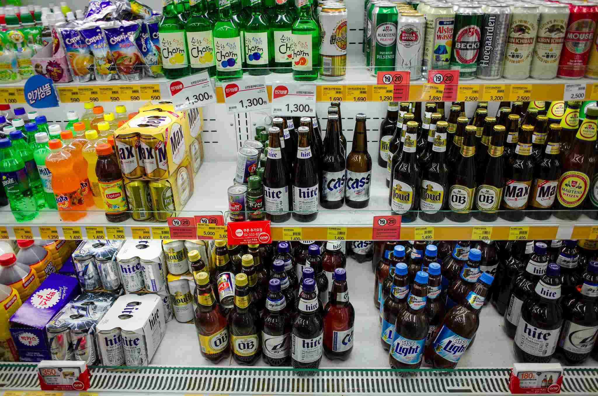 #1 喝酒習慣大不同
因為韓國人覺得抽菸跟喝酒是不好的習慣,尤其是跟長輩坐在一起的時候更是要注意,以下列出幾項喝酒時切記一定要遵守的規則!
1. 不可以只幫自己倒酒
2. 別人幫你倒酒時必須雙手拿著杯子
3. 杯裡的酒必須喝完再讓別人幫你倒
4. 喝酒時不能正對著長輩,必須側身喝酒
5. 幫別人倒酒時至少倒8分滿,不然會被認為交情不夠
6. 倒酒時要按長輩順序倒