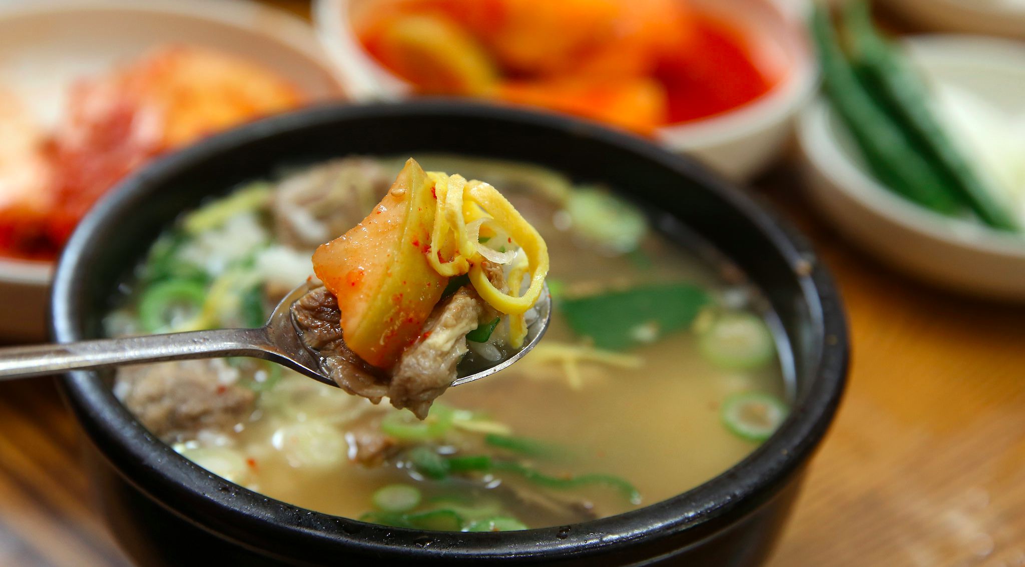 #5 不能把飯碗端起來吃飯/喝湯
這個文化其實跟台灣完全不一樣,台灣的長輩們都說要把飯碗端起來吃,才不會菜汁滴滿桌。對於龜毛一點的長輩而言,甚至會覺得不把碗端起來好像狗在吃飯;而韓國人卻把碗端起來吃視為不禮貌的行為,好一個文化衝擊!
小編去過兩次韓國,因為都是一群人自由行,又是到觀光地區,所以不太會發生以上情況,若是自己獨自一人或是決定到韓國待一陣子,以上的規範絕對不可不知!