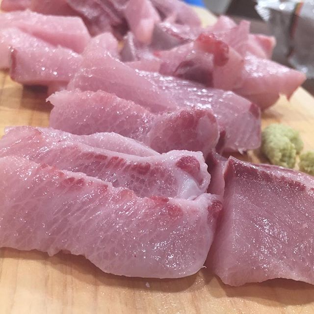 在大家揣測兩人是否真的分手時,雪莉在instagram po出崔子抓到的魚做的生魚片照.崔子也同樣在自己的instagram po出生魚片照,以行動破除謠言告訴大家兩人至今還甜蜜的交往著