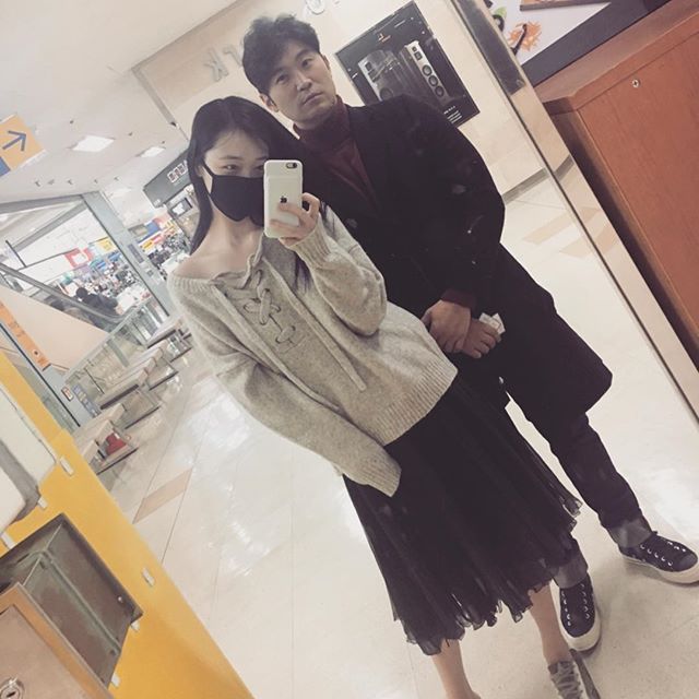 自從兩人戀愛消息傳出後受到網友們一片反對,但這似乎不影響小倆口的感情,公開戀愛後的雪莉,也會大方的在instagram po一些和男朋友崔子合照~