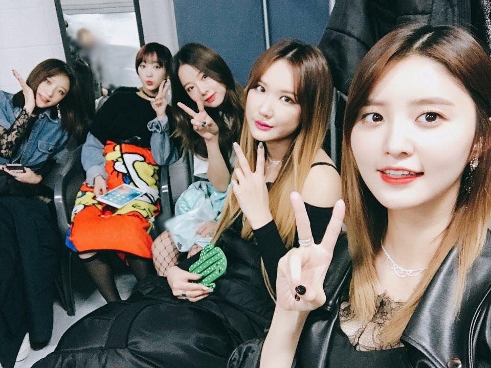 EXID
哈妮 - iPhone6S 玫瑰金
率智 - iPhone7 黑
LE - iPhone6S 銀
正花 - iPhone7 玫瑰金