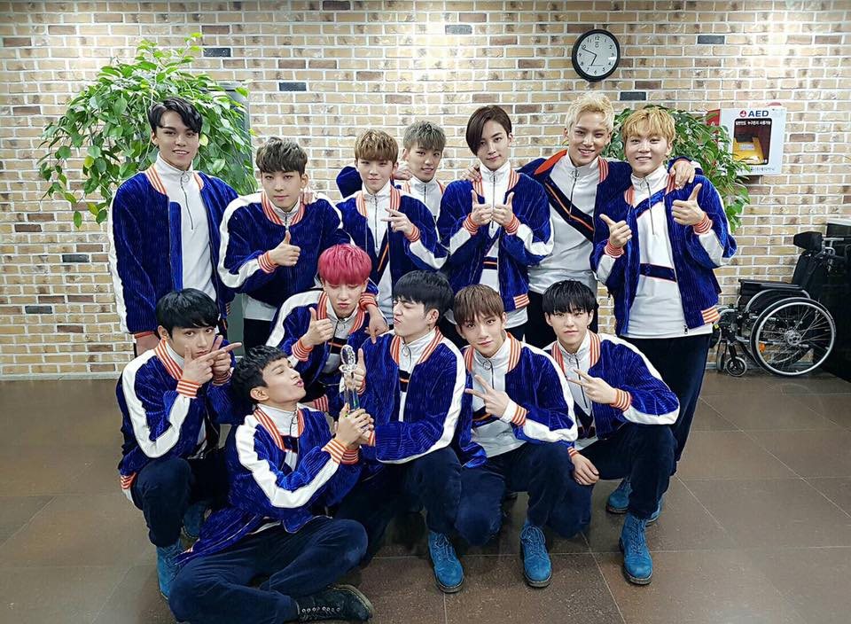 SEVENTEEN
S.COUPS - iPhone7 黑
Won Woo - iPhone7 黑
淨漢 - iPhone7 plus 玫瑰金
Vernon -iPhone7 黑
Woozi - iPhone7 曜石黑
(人數太多,分成兩頁XD)