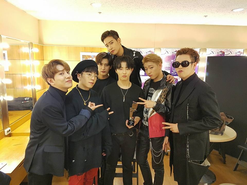 Block B
Zico - Galaxy S7 Edge
朴經 - GalaxyS7 白
泰欥 - Galaxy Note4 白
宰孝 - GalaxyS6 Edge 黑
B-Bomb - iPhone7 黑
P.O - iPhone6S 玫瑰金
U-Kwon - iPhone6S 銀