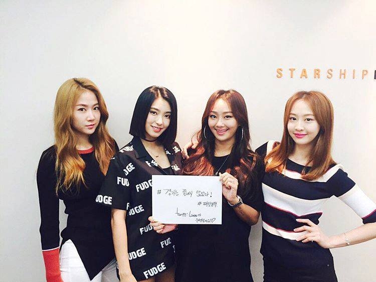 SISTAR
寶拉 - iPhone6S 玫瑰金
多順 - iPhone6S 玫瑰金
孝琳 - iPhone6S 銀
韶宥 - iPhone6S 銀