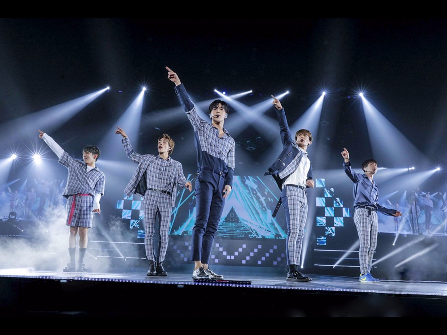 SHINee
鐘鉉 - Galaxy S7
珉豪 - iPhone6S太空灰
Key - iPhone7 黑
溫流 - iPhone6S 玫瑰金
泰民 - iPhone6S 銀
