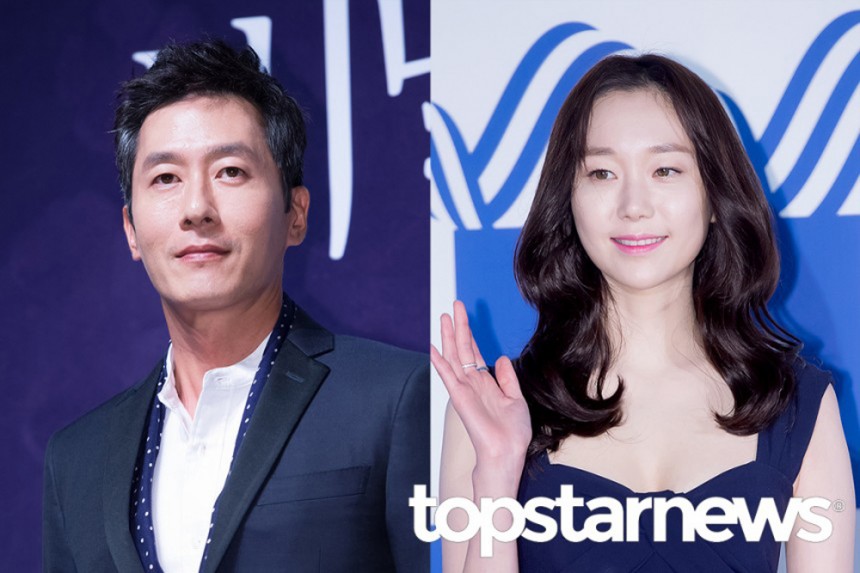 金柱赫❤李俞英
兩人因合拍導演洪尚秀執導電影《戀妳非妳》結緣,兩人在片中飾演情侶,沒想到戲外也擦出愛火。雖然兩人相差17歲,但是身旁朋友表示,金柱赫和李俞英的個性、想法都非常契合。,