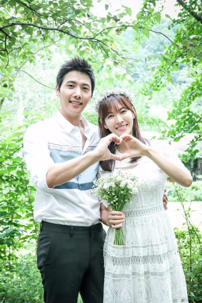 李尚禹❤金素妍
金素妍和李尚禹在的韓劇《家和萬事成》中是一對戀人,雖在劇中戀情曲折,但戲外因兩人年齡相仿,又因拍戲長時間的相處而產生好感,進而發展成戀人。