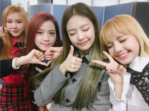 BLACKPINK (블랙핑크)-YG娛樂
BLACKPINK帶有稍微否定粉紅色是最美的顏色的涵義,具有『漂亮並不代表全部』的反轉意義,也表示成員們不僅具備外貌、同時也兼具實力。