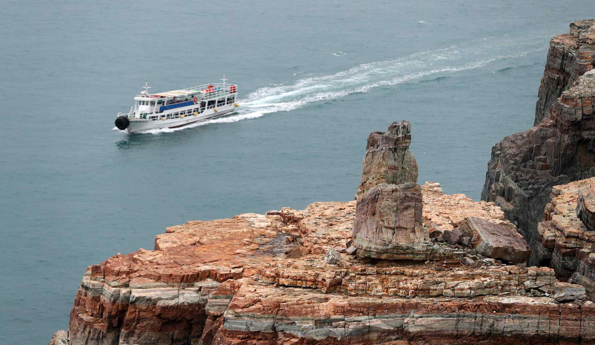 04 太宗台
不同於海雲台的沙灘地形,太宗台這邊則是以礫石灘和侵蝕海岸聞名。
長時間接受海浪侵蝕的結果,造就其直落海的峭壁絕景,其中更以神仙岩最為著名,除了可以看到奇岩怪石與大海的美景之外,還可以見識到韓國人不畏粉身碎骨的大無畏精神。
附近還有哪裡好玩?
如果時間充足的話,附近的絕影海岸步道(절영해안산책로)也個不錯的選擇唷,沿著海岸線散步,最後再到南浦洞大快朵頤一番剛剛好。