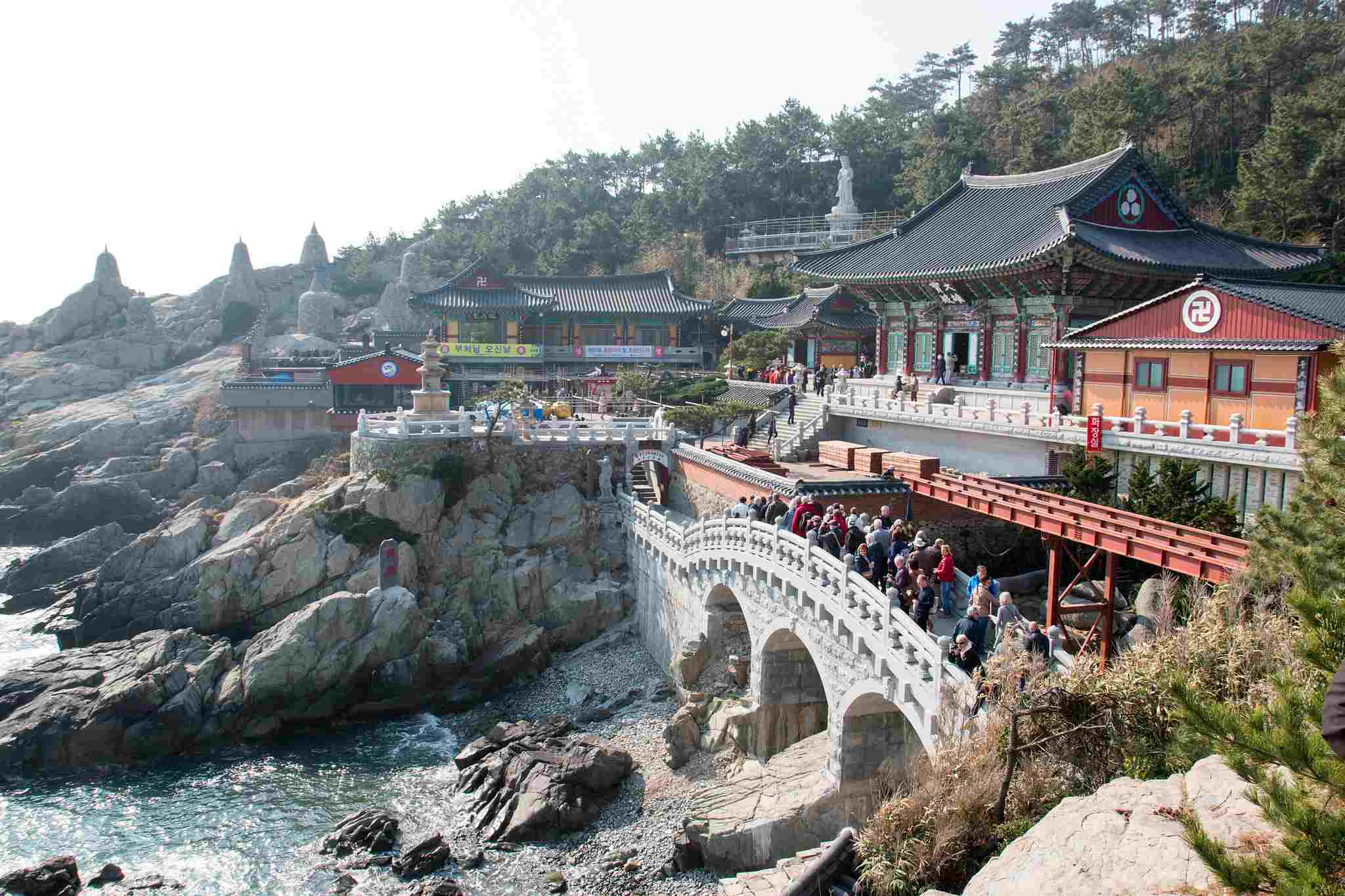 05 海東龍宮寺
雖然小編平常不是很喜歡寺廟之類的景點,但還是要大力推薦海東龍宮寺。
被評選為韓國三大觀音聖地的海東龍宮寺,當初就是因為廟裡的和尚在夢中夢到穿著白衣的觀音菩薩,乘著龍飛上天際,因此而得名。傳說只要在這裡誠心誠意的許願,願望必定會實現。