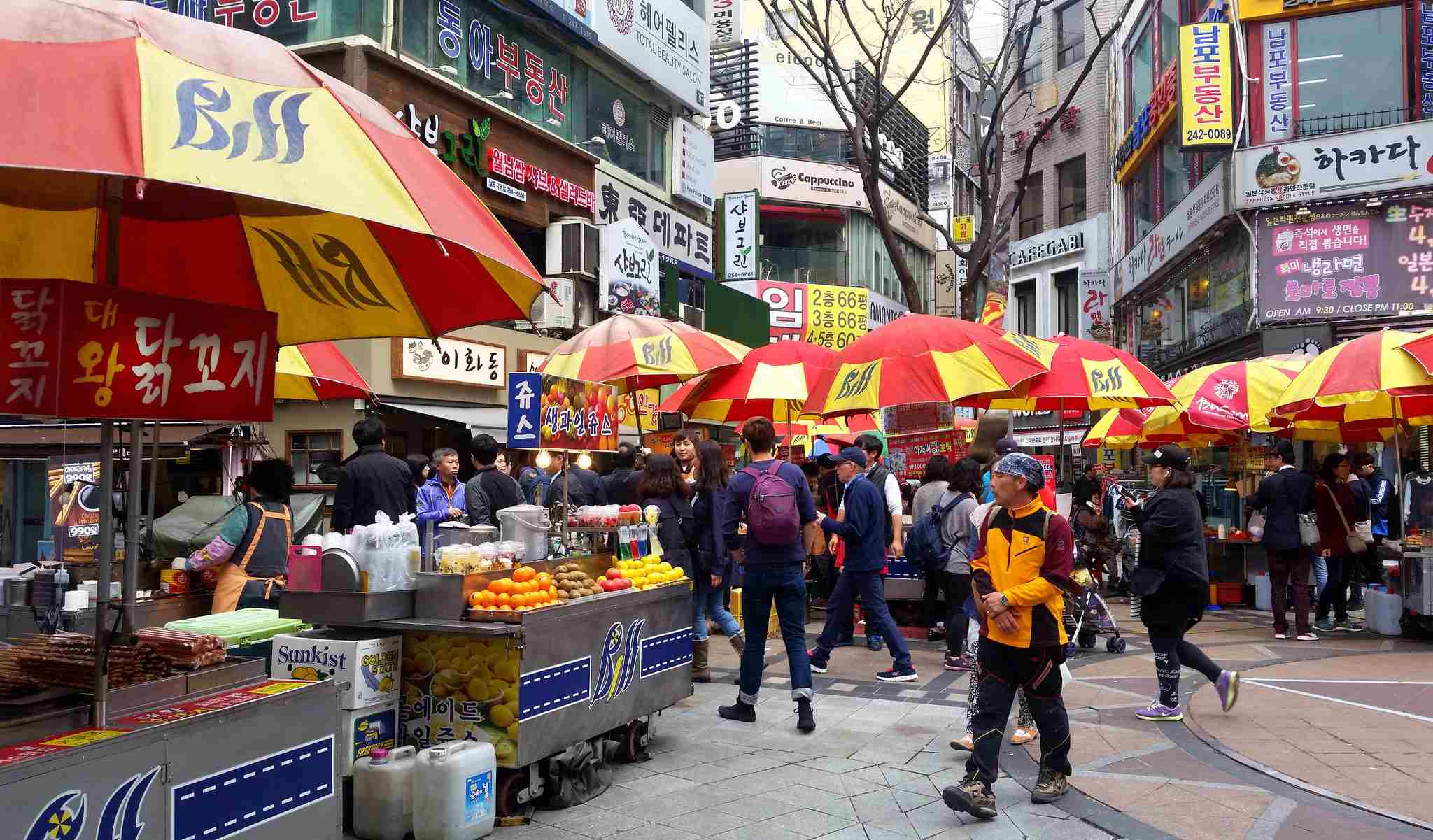06 南浦洞
南浦洞之於釜山,就像是明洞之於首爾。以光復路為主軸,鄰近一帶充斥著各式各樣的流行購物商品,無論是在地韓國人或是外地觀光客,若是想要替自己治裝點的什麼,第一個想到的絕對就是她了。
附近還有哪裡好玩?
南浦洞可以說是進可攻退可守,不只好吃又好買,只需幾分鐘的路程就可以到另一景點,Biff廣場、龍頭山公園、國際市場、札嘎其市場、樂天百貨通通都在附近!