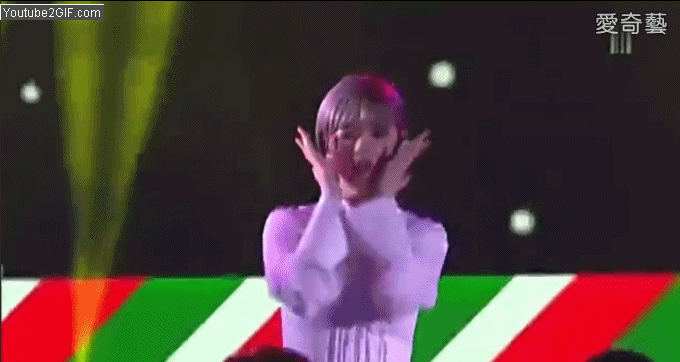 雖然TWICE趕快變換站位接著演出,但是還是不少網友誤會TWICE準備不足才會在舞台上突然變換站位,不僅硬生生被砍掉了辛苦準備的Intro舞蹈,還要被酸…讓不少TWICE粉絲抱屈,認為電視台應該要向兩團道歉。