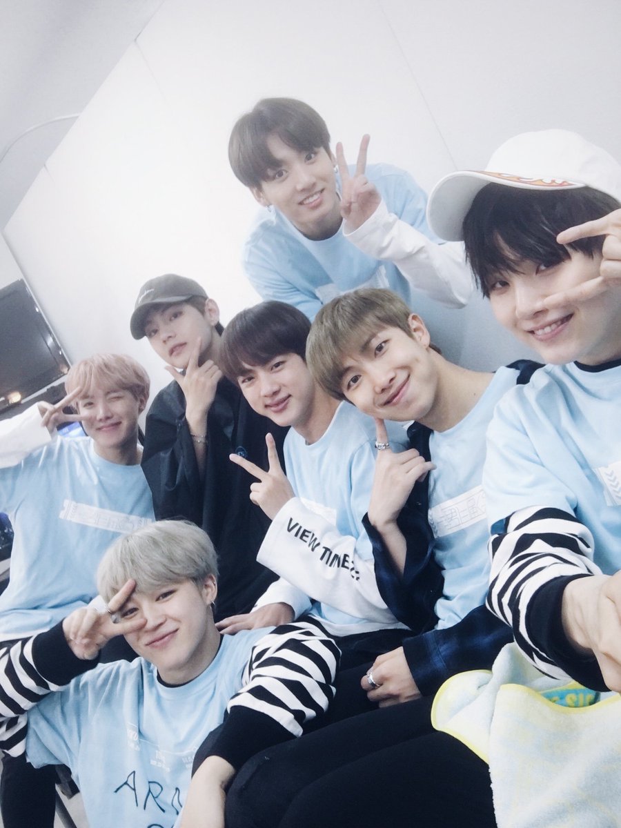 還記得上一屆請到BTS參加時,場外可是滿滿的粉絲助陣呢~~~
下一次演唱會也可以直接開在小巨蛋不是問題啊!!!!!!!!(幫大家許願)