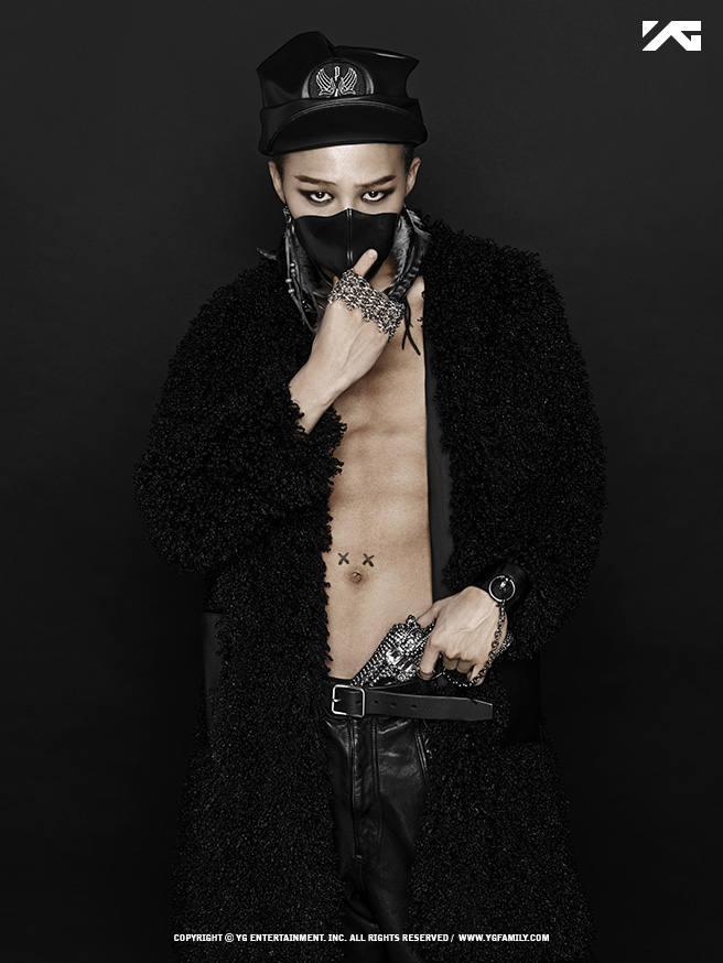 ✽26歲(2013年)
2013年GD發行了個人迷你2輯,其中的經典曲為삐딱하게 (Crooked)니가 뭔데 (Who You?)。更不能不提專輯中收錄的Black,BLACKPINK的成員Jennie Kim