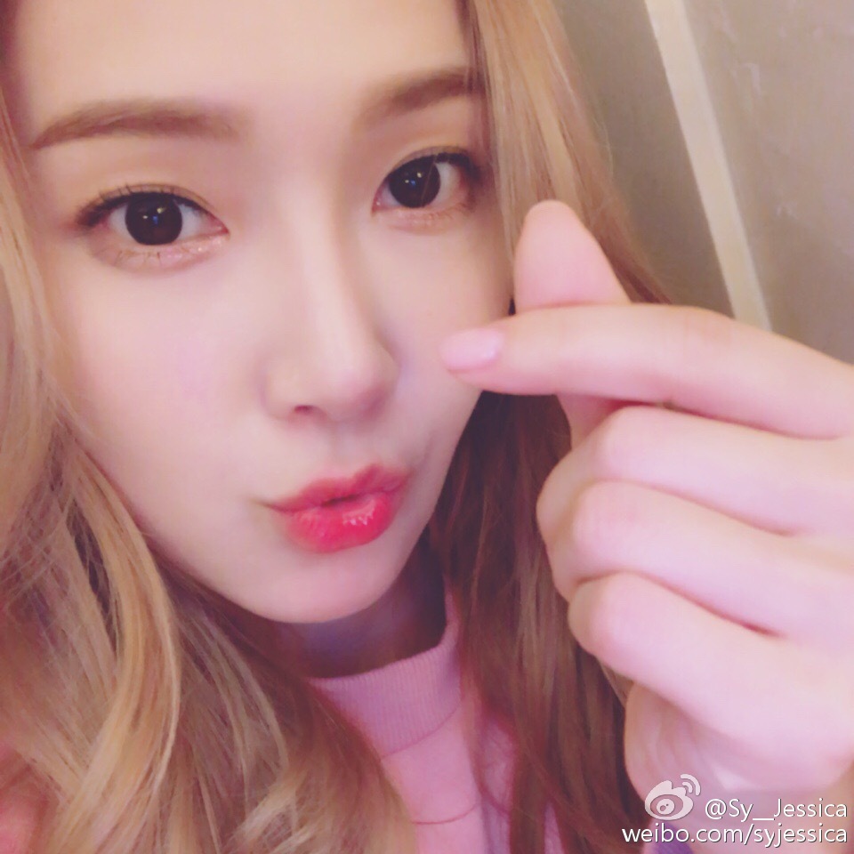 ♪ Ste6:拿下面膜後要按摩
拿下面膜之後不要急著洗掉臉上的精華液哦~用手輕輕的在臉上給肌膚適當的按摩幾下,這樣剩下的營養液也可以被肌膚很好的吸收!