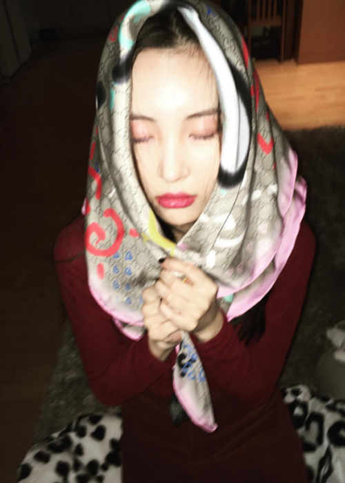 ♪ Step5:蓋上毛巾加溫
韓國的美女都喜歡桑拿、汗蒸...敷面膜時,用毛巾蓋上面膜來個小小的桑拿也是不錯的哦,溫暖的面膜能把毛孔打開,使精華更加容易被吸收~
