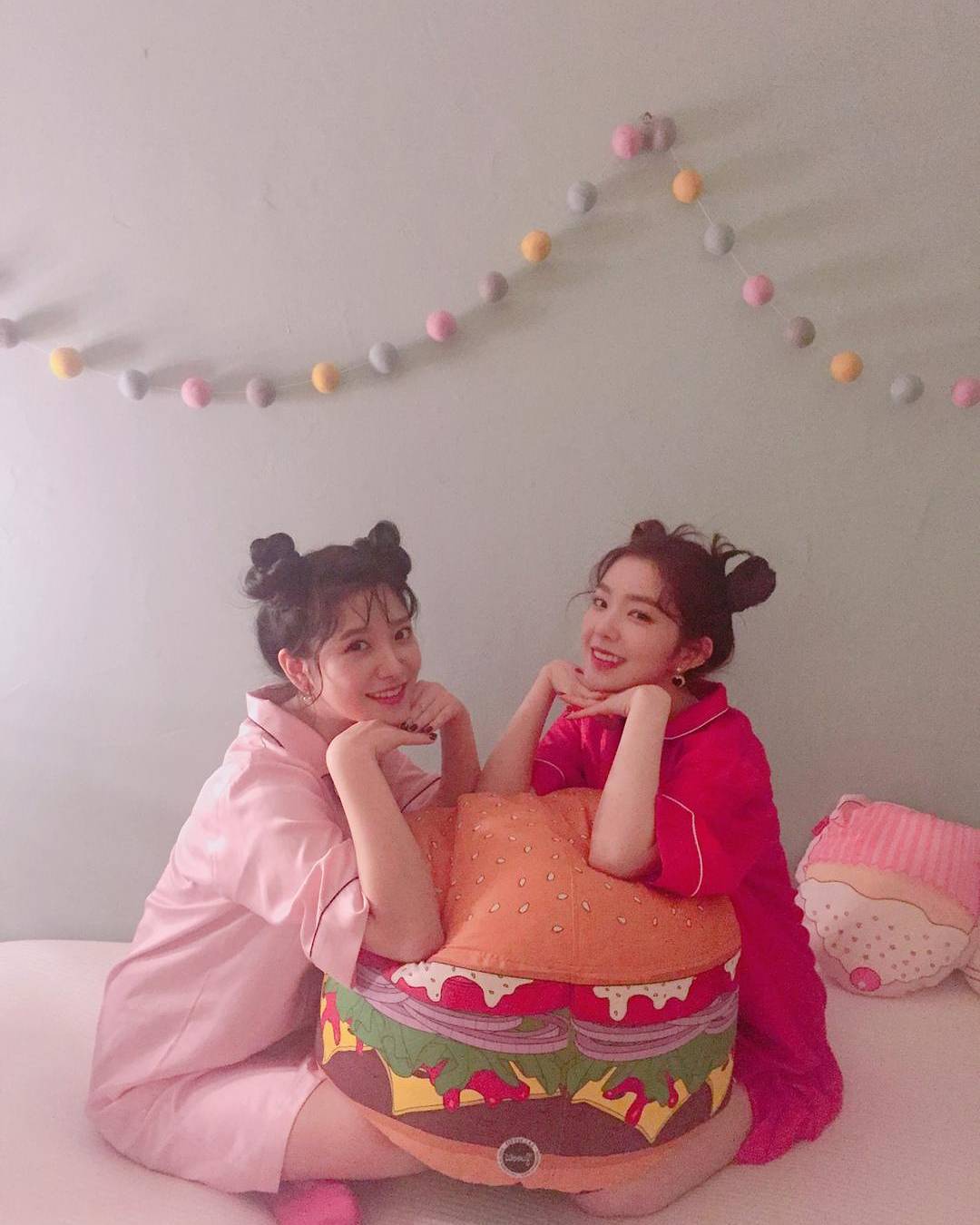 Red Velvet Yeri
Yeri真的超級適合羊角頭!超級可愛的!!
不過 Irene完全看不出來跟Yeri差8歲呢~
畫面真是太美好了~
