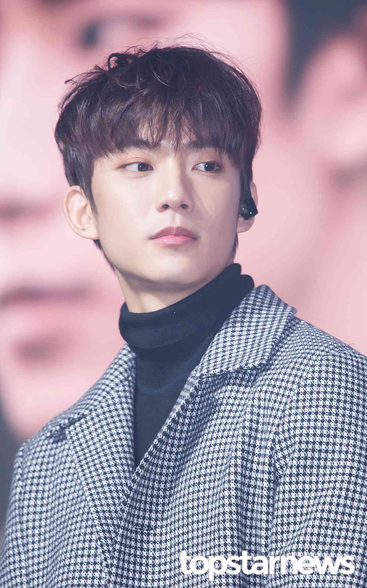B1A4 孔燦
雖然隊長振永最近因為《雲畫的月光》還有自身優越的外貌和實力圈了一堆飯..但不可否認孔燦真的很帥氣啊!是特別有男子氣概的帥,而且他笑起來的時候真的太可愛了!