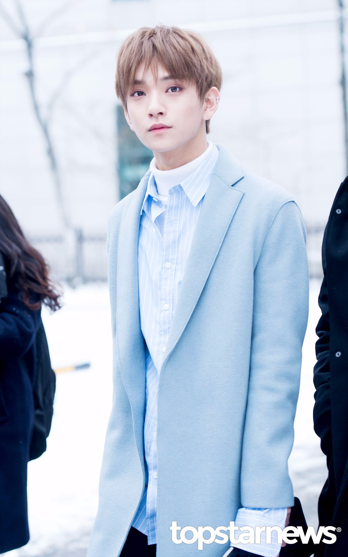 Seventeen Joshua
17的門面真的太多了!連數都數不完ㅠㅠ要小編選一個門面小編都選不出來!!但還是得提一下Joshua:) 雖然其他成員都很帥,但還是會注意到Joshua精緻的五官啊!