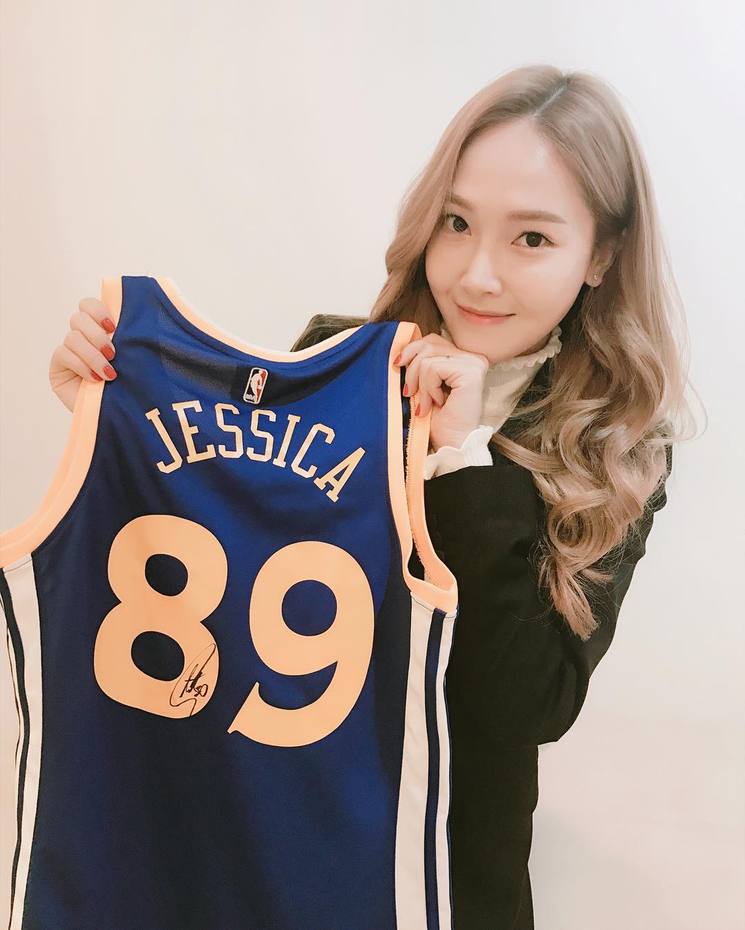 12歲的時候和妹妹Krystal一起被SM的星探發掘,因此進入SM娛樂公司的潔西卡,是少女時代中訓練最久的成員,也是第一個被挖掘的成員,潔西卡可是在SM娛樂公司當了7.5年的練習生,真的是辛苦她了ㅜㅜ
