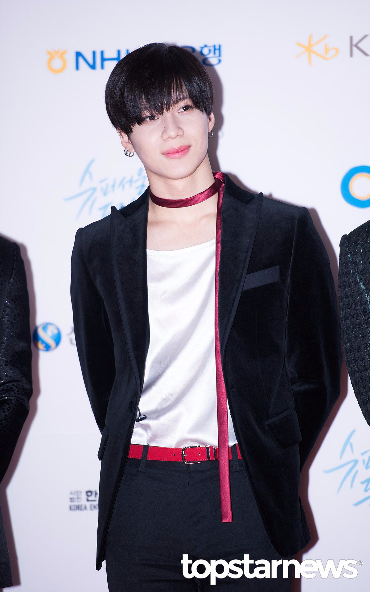 SHINee 泰民
泰民就算站在一堆明星中間還是會自體發光啊,泰民有一種氣場不張揚但難以忽視呢!有種明星中的明星之感~
泰民不只歌唱好、舞跳得好,而且唱歌跳舞都有自己的風格,如此堅強的實力在《MAMA》表演時就可以感受到!當泰民出現在舞台時,就感覺是他的演唱會,而不是頒獎典禮啊~
雖然在舞臺上的霸氣,平時的泰民其實非常粗心大意,這樣的反差萌也是超級圈飯!