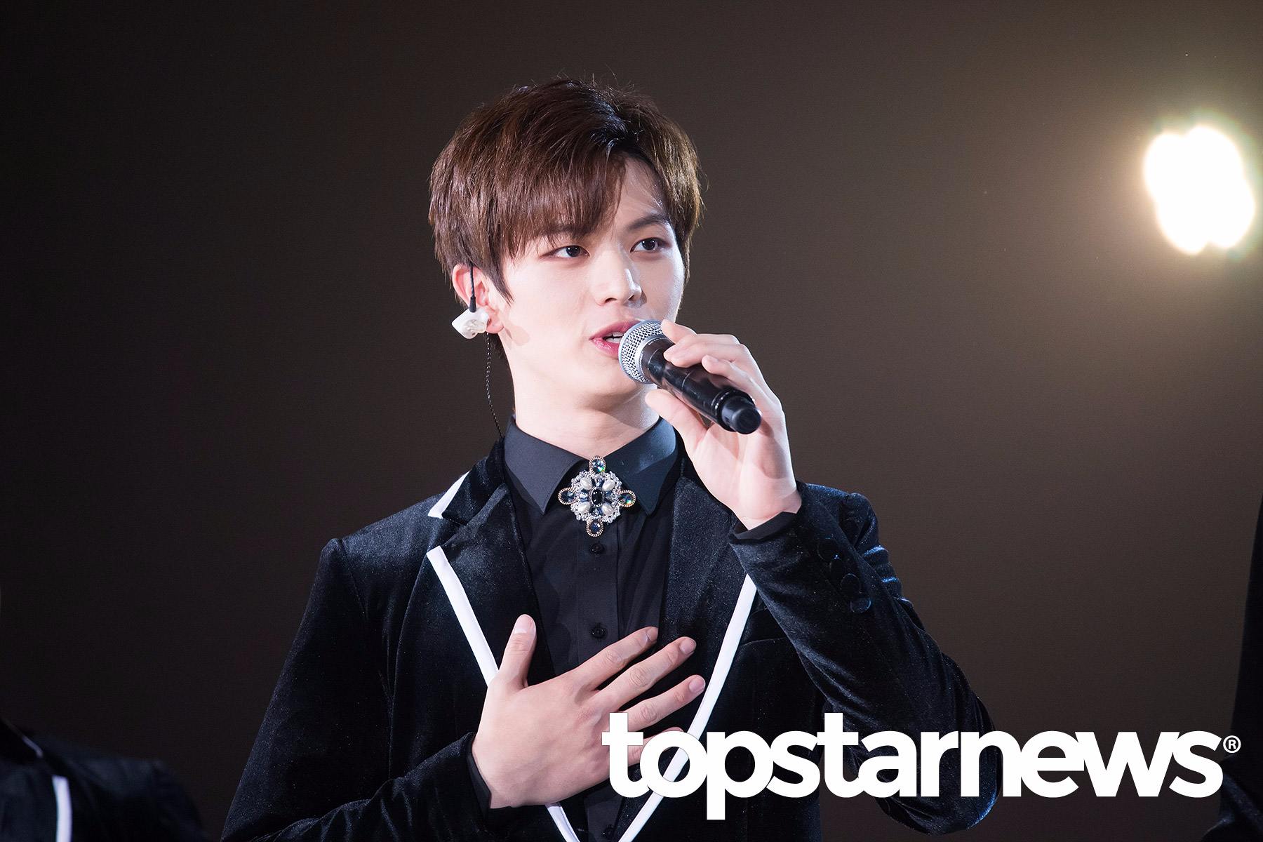 BTOB 陸星材
果然95LINE的成員真的都超大發啊~雖然偶爾發瘋學哥哥亂用臉,但也不可否認陸星材是自帶明星光環的偶像,不僅是實物讚、臉讚、身高讚、演技讚、綜藝感讚還有歌喉讚!!(小編鋪梗很久,可是一定有人不懂ㅠㅠ)
雖然是BTOB的副副副主唱,但他的歌唱技巧和音色放到其他團也是可以當主唱的實力啊,也有不錯的Rap實力,而在《鬼怪》精湛的神/富三代演技,也讓星材最近的人氣大爆棚啊!