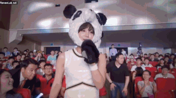 而且APINK甚至是熬過了兩次巡演,在招募粉熊四期之後才公佈了手燈,今年的第三次演唱會才是她們第一次在蒼蠅頭(X)粉熊燈海(O)中首次的演唱會啊!(所以前面兩巡,公司在…?)