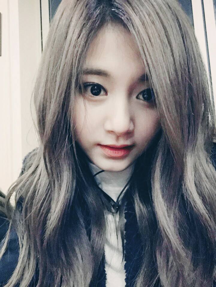 No.5 TWICE 子瑜
還有先前自己單獨開了Vapp終於突破一個小時,但一個小時幾乎都貼著鏡頭無視自拍角度,還是被粉絲說超漂亮的「我的名字是周子瑜」的子瑜則是擠進前5名的唯一新人~