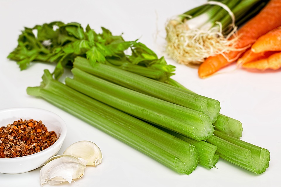 ♯ 芹菜
芹菜利水消腫,富含B族維生素、維生素P和膳食纖維,有利於新陳代謝和脂肪代謝。此外,芹菜還有一定葯療功效,其中的酸性成分能有效對抗山茶鹼、煙鹼引起的升壓反應,有效降壓。芹菜鐵含量高,還可養血補虛哦~