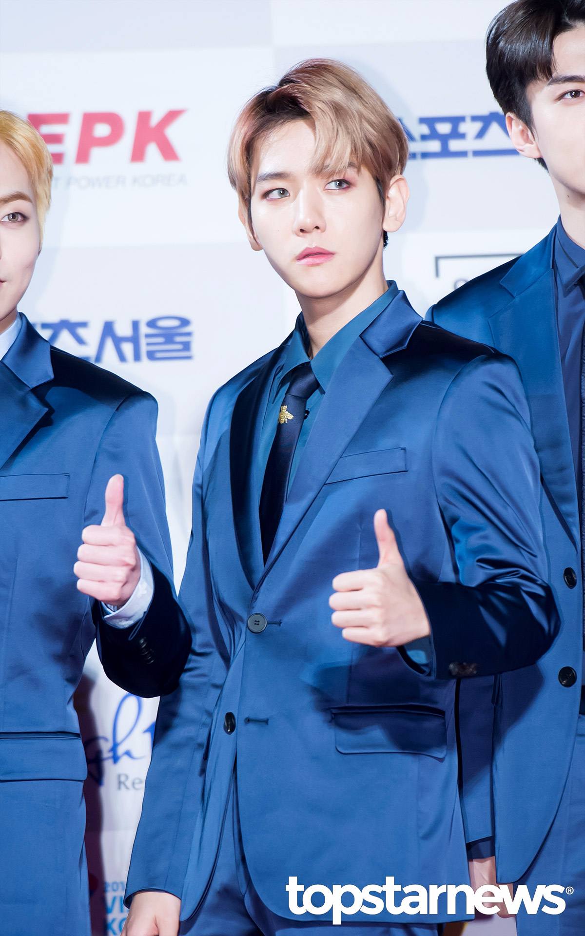 EXO 邊伯賢
感覺就是小說裡才會出現的姓氏跟名字啊~(心空)
而且素顏或淡妝的伯賢,完全符合小說初戀的形象呢!笑起來很可愛,而且多才多藝!重點是長的超級帥氣啊~
雖然有時候非常淘氣,但這點也超級符合初戀的形象啊!