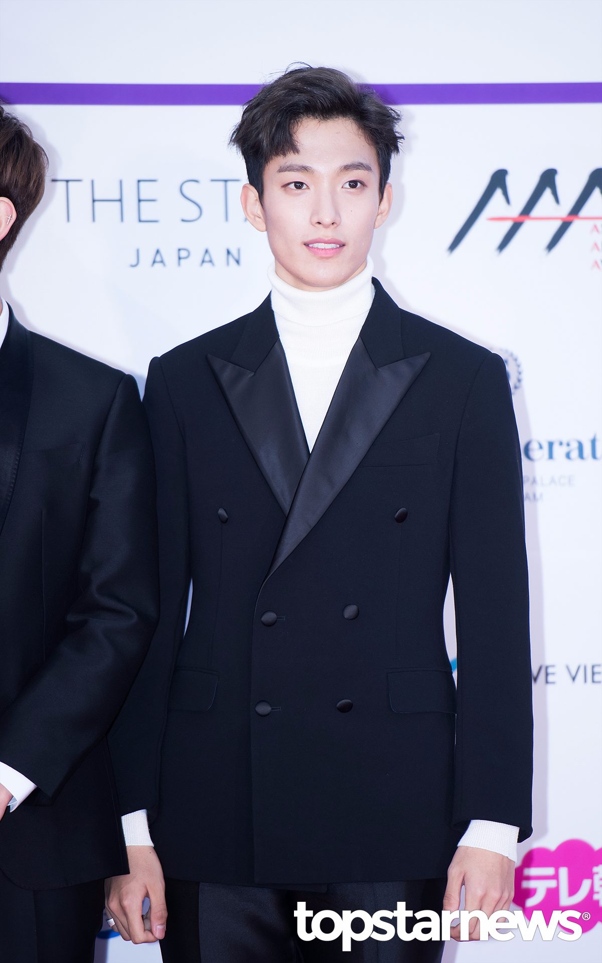 SEVENTEEN DK道謙
道謙為什麼讓小編有種總裁名的感覺啊!!最近小說看太多了嗎ㅋㅋ
不僅擁有優越的身高,長相帥氣、歌也唱得好,重點是笑起來超好看啊!為什麼小編的人生都無法認是這樣的人呢ㅠㅠ