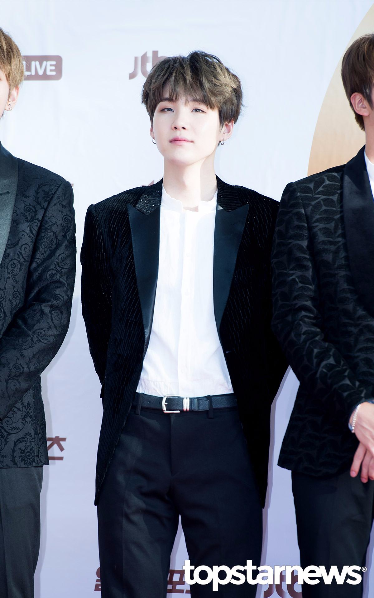 防彈少年團 SUGA (本名:閔玧其)
閔玧其就像是小說中常常會出現在班上總是坐在最後一排睡覺的叛逆同學,但除此之外他不只長相帥氣,還隱約有點霸氣之感,完全有偶像劇男主角的Feel啊!! 一種男人不壞女人不愛的感覺。