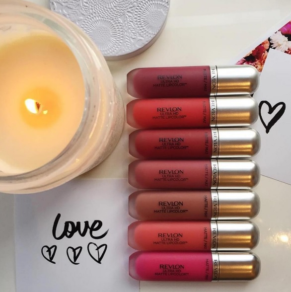 ◇Revlon露華濃HD超霧感脣釉#600
相信很多人為了找600跑了好幾間屈臣氏吧(笑)偏裸粉的豆沙色系列,擦在臉上真的超顯氣質,而且唇紋也不會太深,重點是要買得到才行啊XDDD