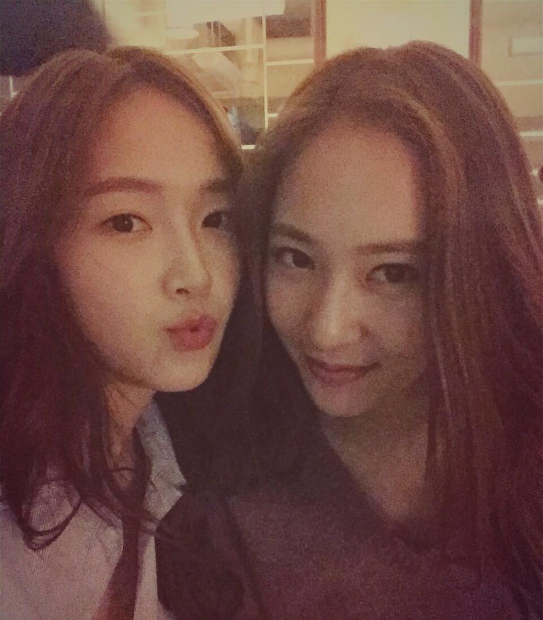 其實兩個人都蠻感性的,在< Jessica&Krystal >節目中兩人都因對方做的事情感動到落淚,Krystal被問到如果潔西卡結婚的話題馬上淚崩,可以看出兩姐妹的感情是真的很好,小編超喜歡她們的啦♥
