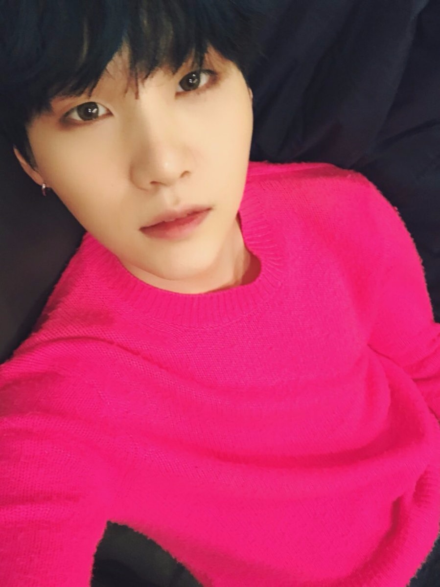 6. Rap Monster
年上或同齡,身體線條美、皮膚白的女生,腦很性感、聲音好聽,白T緊身褲、紅色Converse高筒鞋穿起來很適合的女生
(有夠具體XDDD)
7. SUGA
親切、性感的女生,喜歡Hip-Hop討厭夜店的女生,很適合穿NEW ERA和緊身褲、用高價手機的女生
(小編喜歡Hip-Hop不去夜店~~但用高價手機是怎麼定義啊XDDD)
