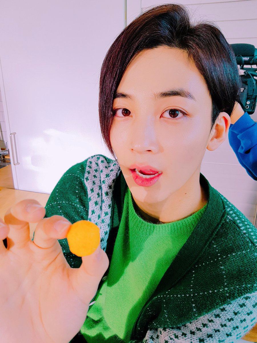 SEVENTEEN
1.S.COUPS
工作做得很好,有熱情,皮膚稍微曬黑,噴芳香劑的女生
(噴芳香劑XDDD很細節欸XDD)
2.WOOZI
沒有特定的,明朗善良的女生
(李老師很乾脆!!!)
3.淨漢
矮小秀氣的女生(準確來說160公分),有雙眼皮的可愛小狗相,年齡是年上
(小編是年上啊!!!舉手)