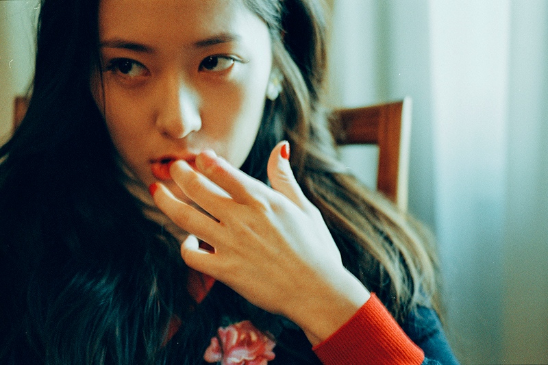 從2016年EXO成員Kai與Krystal兩人戀情公開到現在,兩人個性都比較低調不會公開放閃,先前也曾傳出兩人似乎配戴著同款情侶戒。不過,Krystal回復同公司後輩的留言一改她冰山的形象,讓粉絲大喊「果然是暖心Krystal啊~~~」