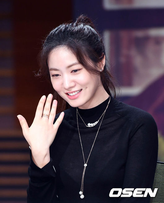 其中威脅 T-ara新成員雅凜說「我要刮花你的臉,x女人,(T-ara)就是要被揍一頓才會清醒的人」的孝榮更是讓外界意外,因為在事件發生以來一直都被認為是「好姐姐」,始終守護妹妹的孝榮私底下竟然曾傳過這種簡訊,更是讓網友覺得難以置信「太噁心」。
