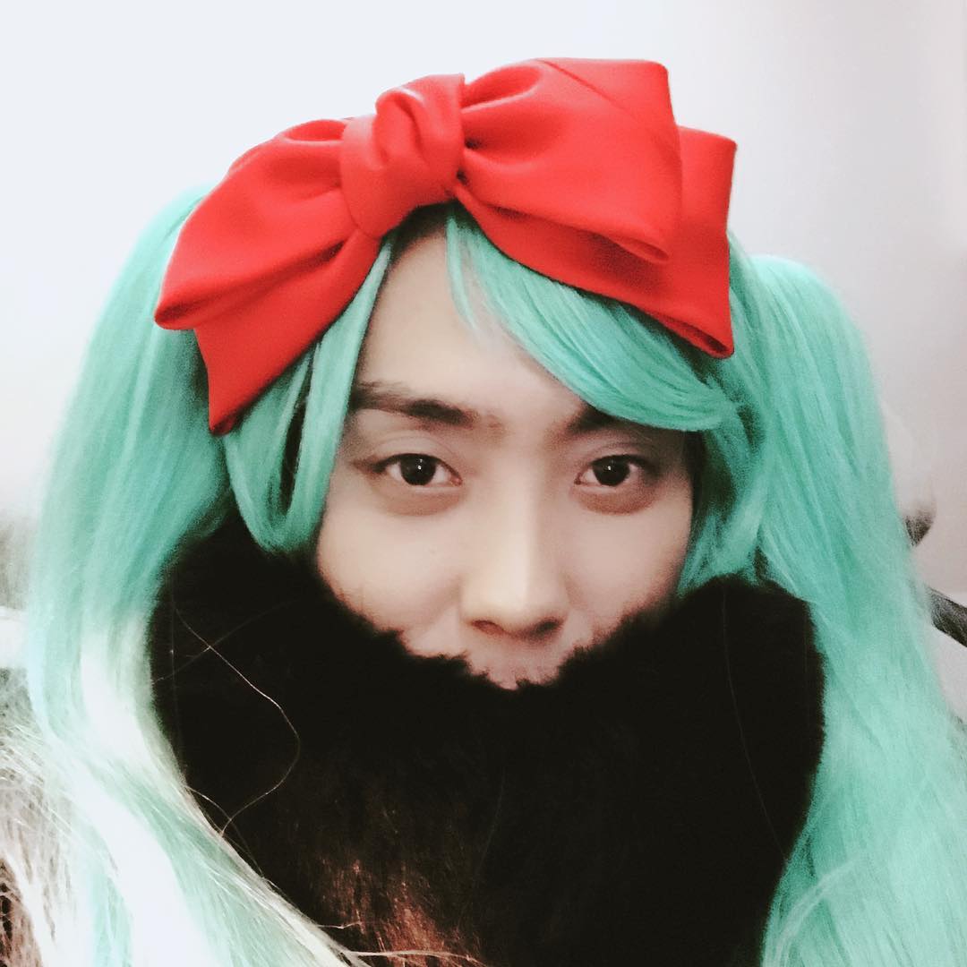 宋旻浩扮成女生的樣子連殷志源都忍不住盯著他看,如果旻浩真的是女孩子的話應該也會很有人氣的吧,殷志源之前也扮過女生,也很可愛耶!!!