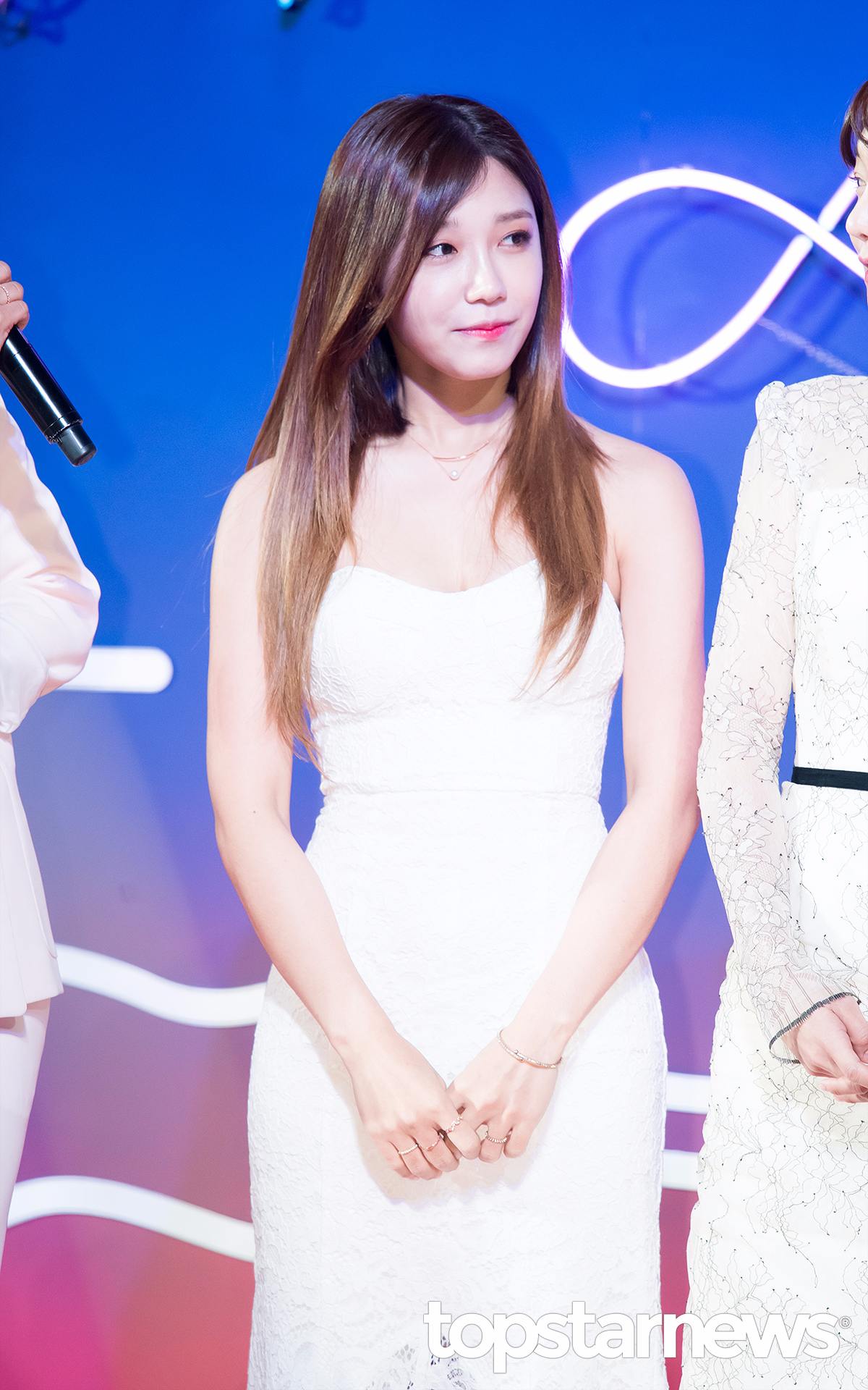 Apink 恩地
Apink 恩地也幾乎在徵選結束後就出道了。 練習生時期約只有2個月而已。
因為當時Apink成員基本已經都確定好了,只是還空出了一個主唱的位子。而剛好恩地也在當時徵選合格 ,所以就馬上出道了。