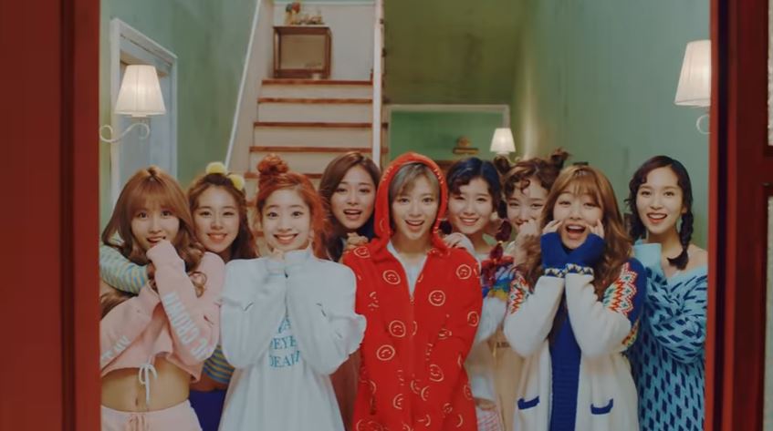 TWICE《TT》的後續曲《Knock Knock》照樣延續高人氣,雖然新歌上線原本要挑戰24小時突破千萬的紀錄,結果卻比原先期待的時間多1小時才破,但即使有些殘念,這次和大勢男團防彈少年團一同出片仍然引起相當大的關注,證明了TWICE在韓國人氣確實是直接男團啊!