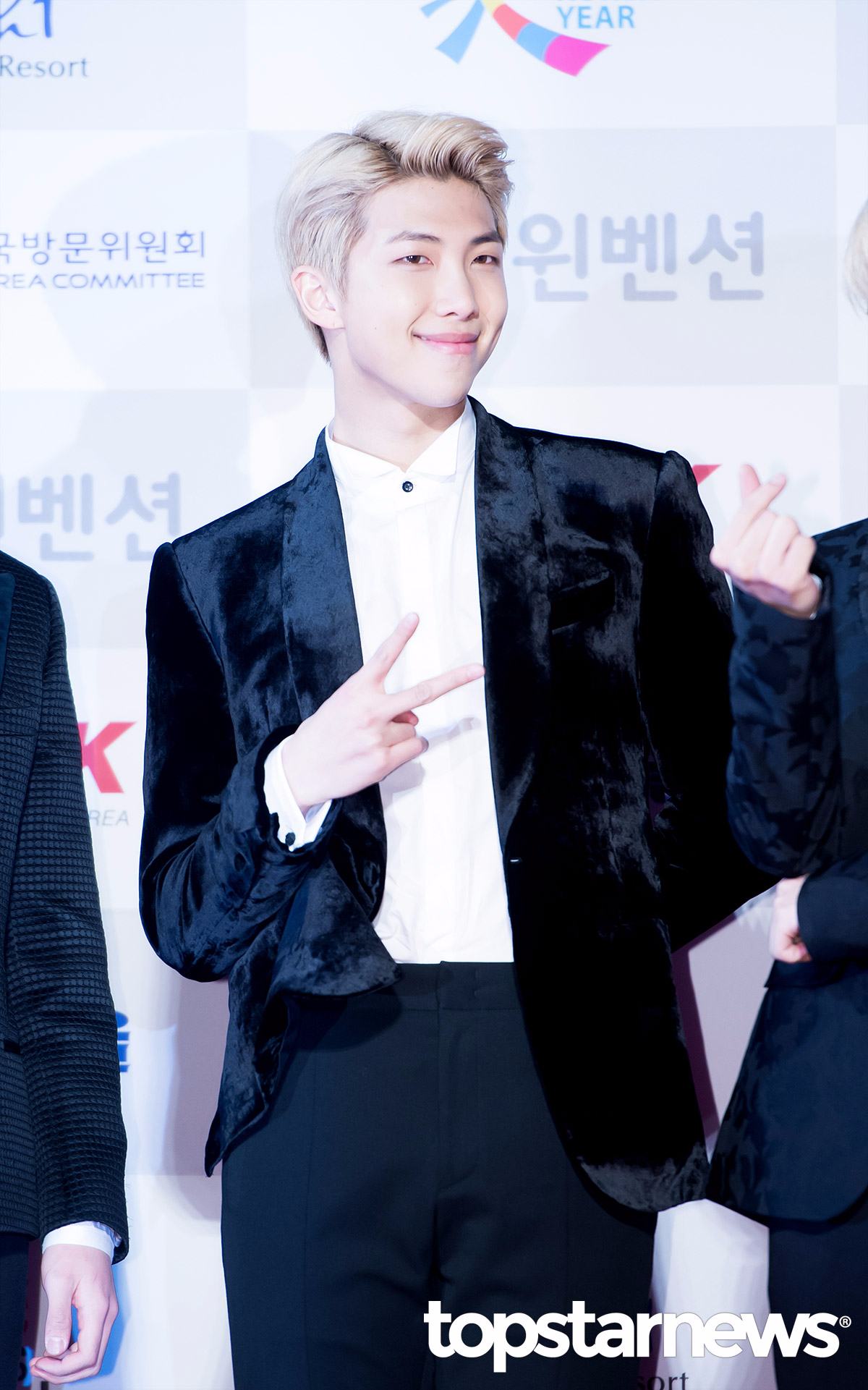防彈少年團 Rap Monster
"Rap Monster在首爾歌謠大賞的感言,真的是太帥氣了!但現在都忘不了!"
"每次看到Rap Monster受訪問的時候,真的覺得他很會說話呢!"
"隊內有比自己大的哥哥.但仍當上隊長就知道他有多穩重了吧,感覺就是有隊長的威嚴。"