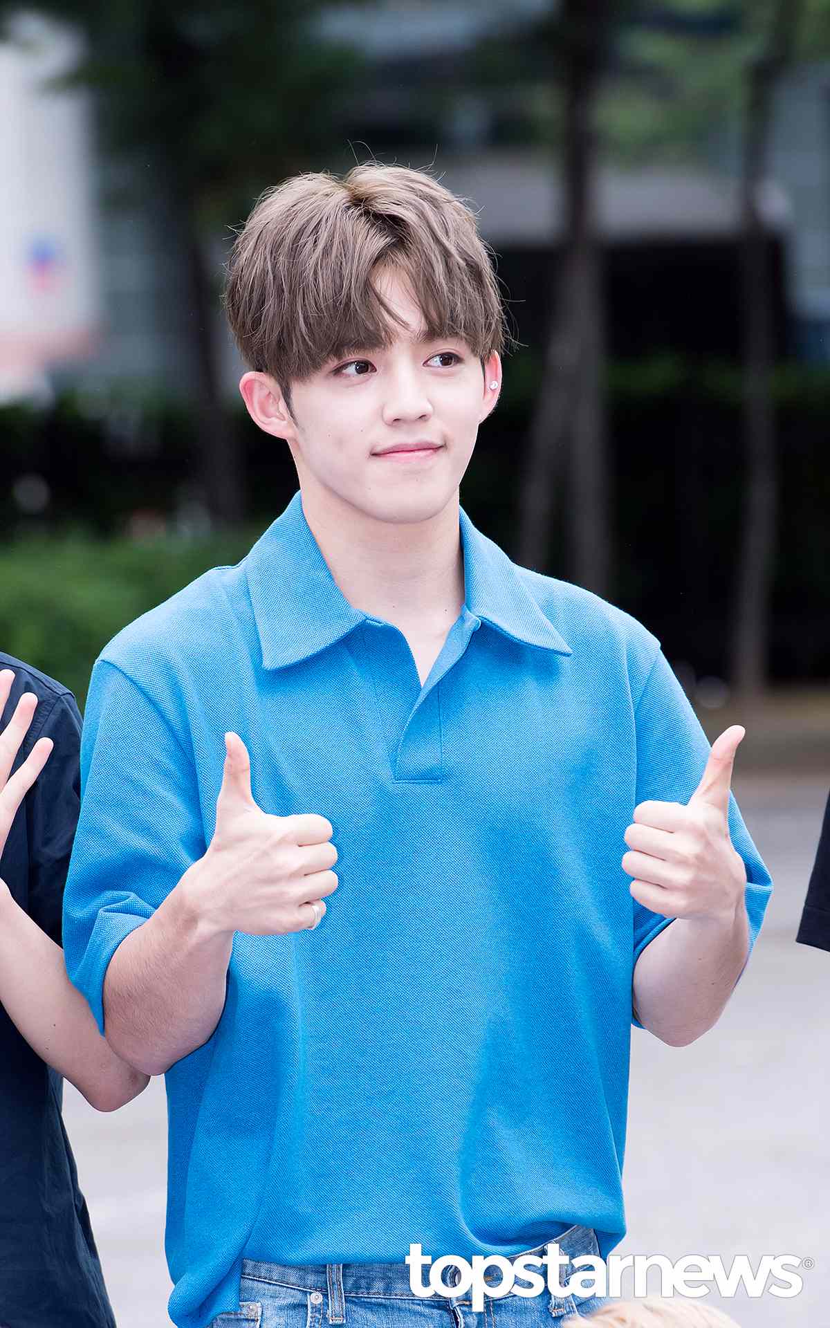 Seventeen S.COUPS
"光是能管理指揮12名成員這件事就很厲害了!"
"比起嚴厲的執行隊長的工作,S.COUPS選擇以親切的親近成員,這樣多情的隊長真的很棒呢"
"中國成員聽不懂的時候都會在旁邊解釋給他們聽的樣子,超級帥氣"