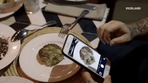 在生活中肯定不少見這樣的情況,美食擺在面前先拍一下,旅遊的時看風景少拍照多,心情不好時也要來張憂鬱的側顏....為什麼大家總喜歡拍拍拍呢?因為要PO圖分享啊~~~(重度患者)