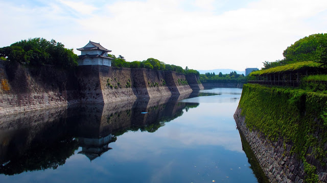 1. 大阪城公園
大阪城建設於1931年,為豐臣秀吉時代的權力象徵,自築城以來就一直是日本歷史上重要的戰爭舞台。
園內種植各類的樹木,櫻花樹、梅樹、楓樹等,四季的交替也為大阪城帶來不同的面貌,其中種植了約600株的櫻花樹,在春天盛開時更是吸引遊客們爭相踏訪。
雄偉的護城河也是一大看點,大量的花崗岩巨石堆砌出堅韌的防衛,長達12公里,城門、金庫、櫓等13座古建築物被指定為國家重要保護。