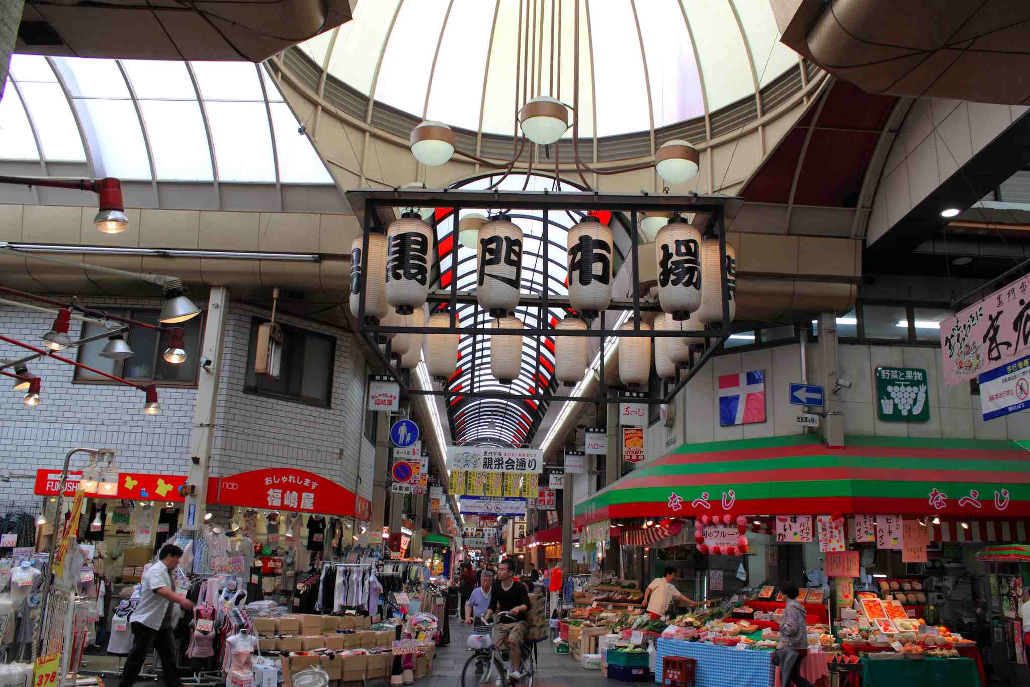6. 黑門市場
如果說京都必去的市場是「錦市場」,那麼去大阪要去的市場就是「黑門市場」啦!黑門市場可以說是道地美食的聚集地,不僅有CP值超高的海鮮、生魚片,連專人幫你現烤的日本和牛也可以在這裡找到!日本的和牛真的是入口即化,如果你是愛尋訪美食的旅者,就千萬別錯過這裡!