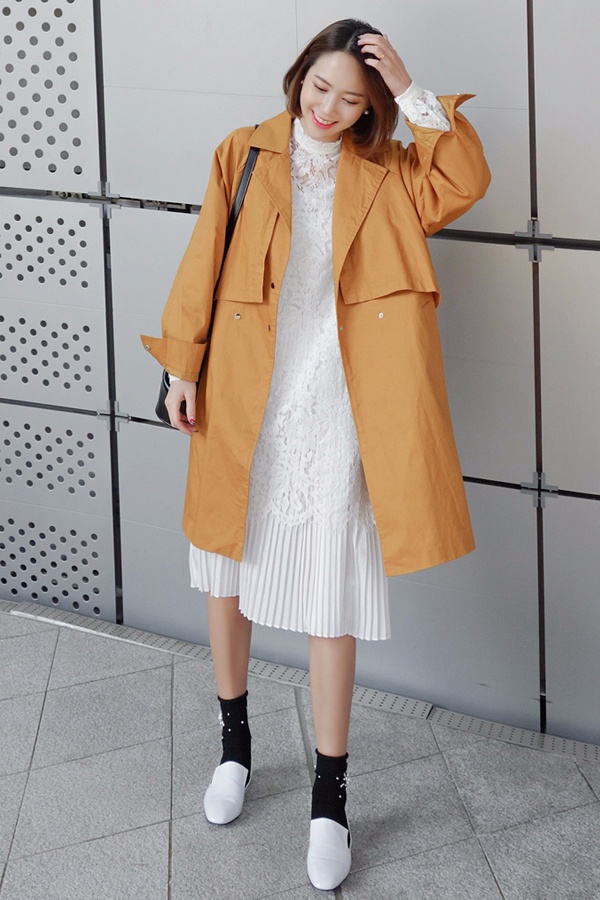 Look 4:蕾絲白色連身裙+中長款風衣,蕾絲應用非常有女性氣息,裙擺的百褶元素是今年最in元素之一,白鞋搭配黑色中長襪非常的時尚,整體搭配都洋溢著青春的淑女氣息!